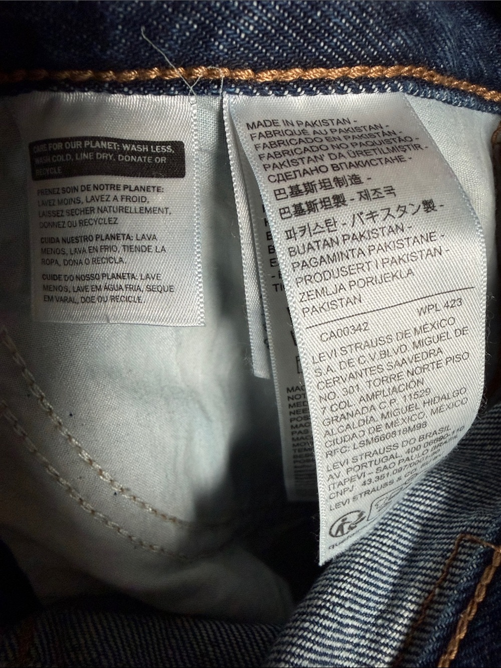 Levi's Women's Cinch Waist Barrel Jeans - Picture 12 of 15